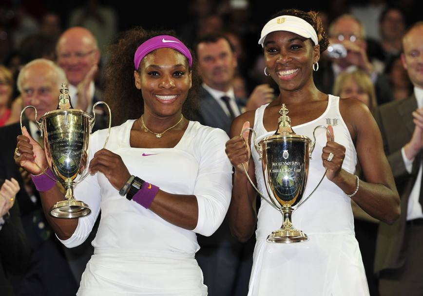 Wimbledon 2012: la premiazione di Serena e Venus Williams dopo la finale del doppio contro Andrea Hlavackova e Lucie Hradecka (Afp)